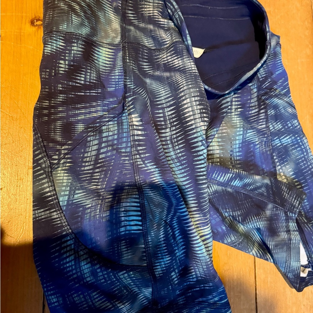 Lululemon Blue-patterned leggings top and shorts set - Picture 12 of 12
